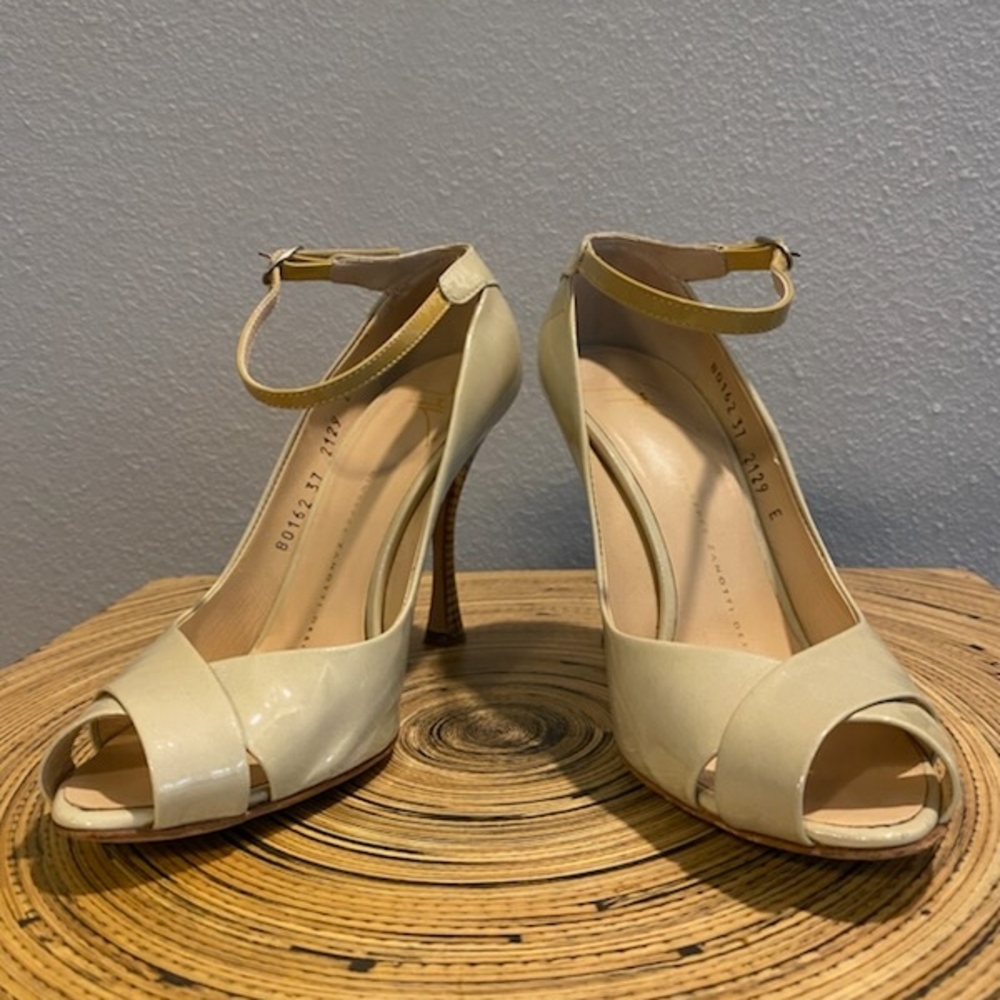 Giuseppe Zanotti Cream Leather Heels with Classic Pump Style